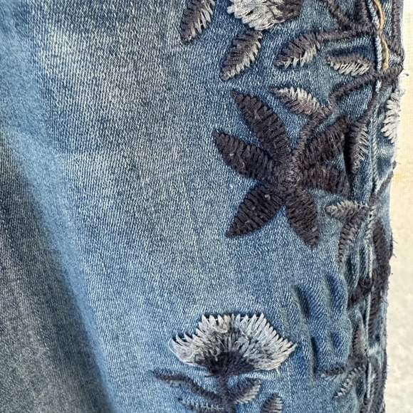 Seven7 women’s 14 distressed & features floral embroidered designs both legs. - Picture 4 of 11